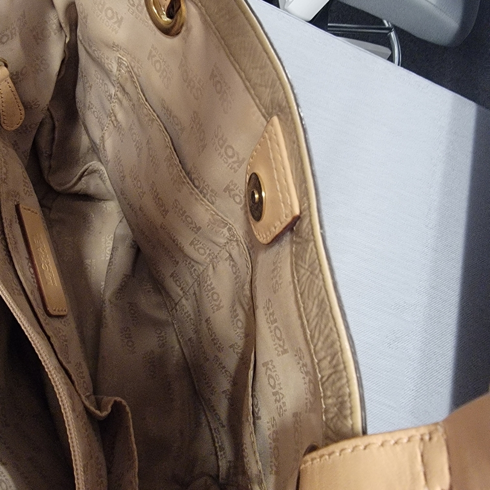 Michael Kors Jet Set Patent Leather Bag - Picture 7 of 9